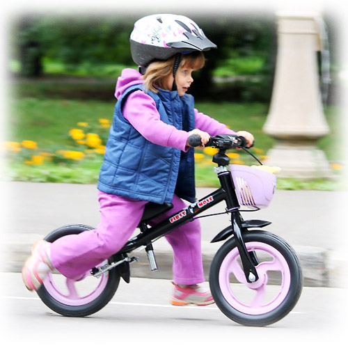 Iata cum iti poti invata rapid copilul sa mearga pe bicicleta!