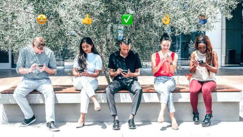 Persoane care folosesc telefoanele pentru interacțiuni și comentarii online